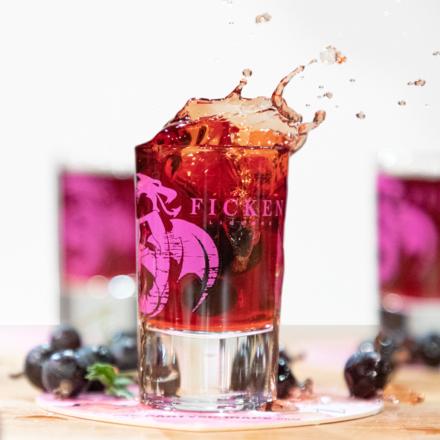 Ein FICKEN Alkoholfrei Shot mit Jostabeeren-Deko