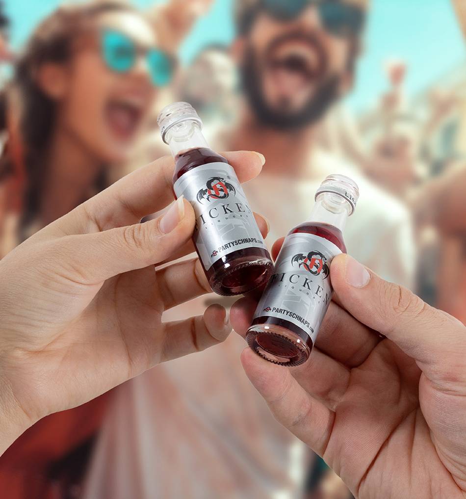 FICKEN 0,03l PET Flaschen stoßen an auf einer Party