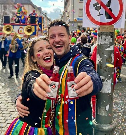 FICKEN 0,03l PET Flaschen auf einem Karnevalumzug mit Glasverbot