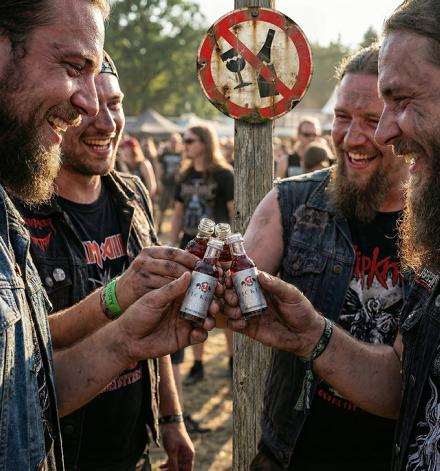 FICKEN 0,03l PET Flaschen auf einem Festival mit Glasverbot