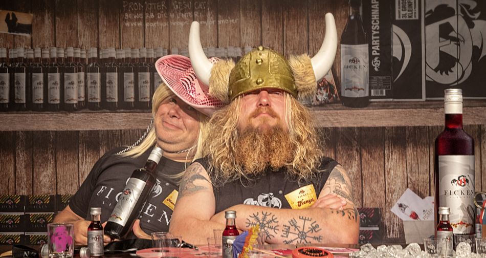 Partylöwen an der Theke