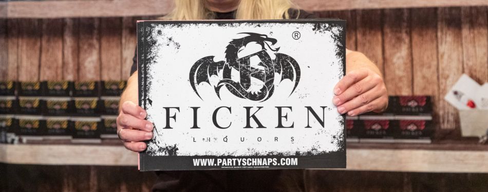Rosi hält FICKEN Pappschild