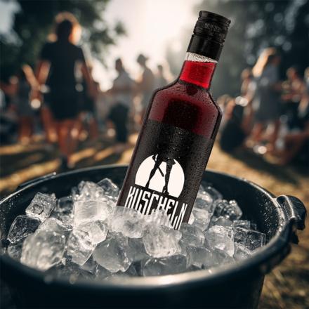 Flasche KUSCHELN Wildbeerenlikör in einem Eiskübel voller Eiswürfel, sommerliche Party im Hintergrund.